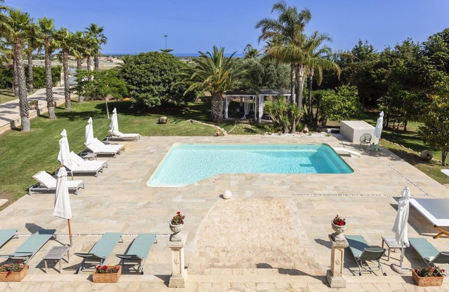 Beautiful private villa for 6 people with private pool, A/C, WIFI, TV and terrace