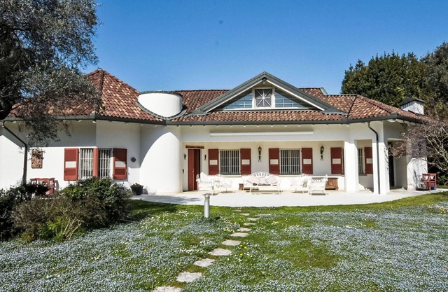 Beautiful private villa with private pool, WIFI, A/C, hot tub, TV, patio and pets allowed