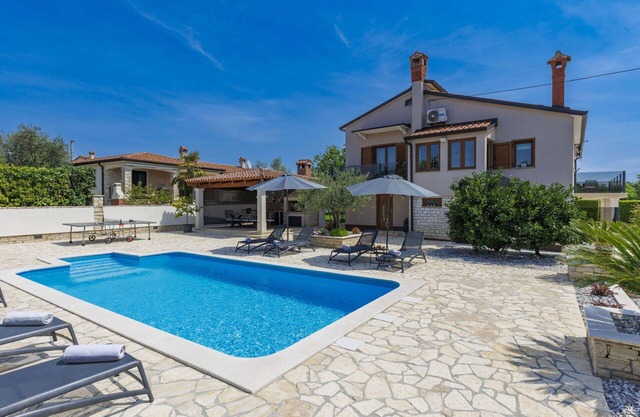 Beautiful private villa with WIFI, hot tub, A/C, private pool, TV, terrace and pets allowed