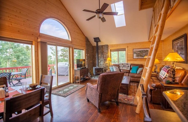 Beautiful Relaxing Home in Warm Springs Ranch - Misty Mountain Hideaway
