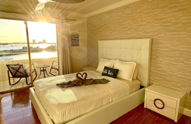 Beautiful remodeled waterfront apartment with pool & free parking. 5min to beach