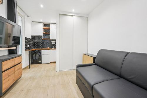 Beautiful renovated studio metro