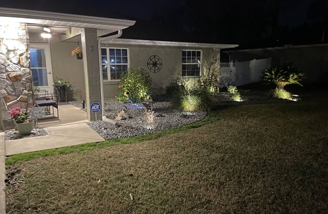 Beautiful retreat, Pool and hot tub,. Close to shopping, restaurants, and golf.