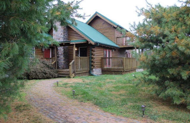 Beautiful Rustic 2 Bedroom Lone Jack Log Cabin just east of KC Metro