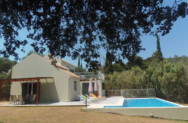 Beautiful secluded Villa with private pool 5/7 min walking distance of amenities