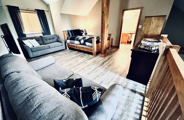 🖤Beautiful Ski-In/Out, 3 Bed 3 Bath, Sleeps 12, central A/C & private hot tub🖤