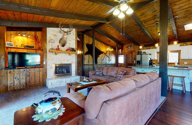 Beautiful South Fork home w/private deck & hot tub, full kitchen, and free WiFi