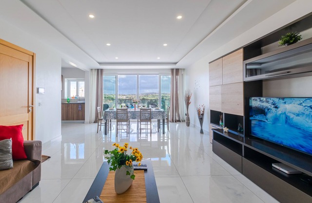 Beautiful Spacious and Bright 3 Bedroom 2 Bathroom Apartment 7