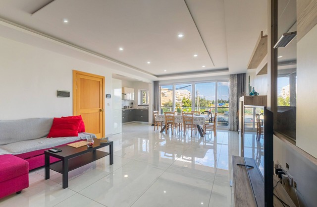 Beautiful Spacious Bright 3 Bedroom 2 Bathroom Apartment 1