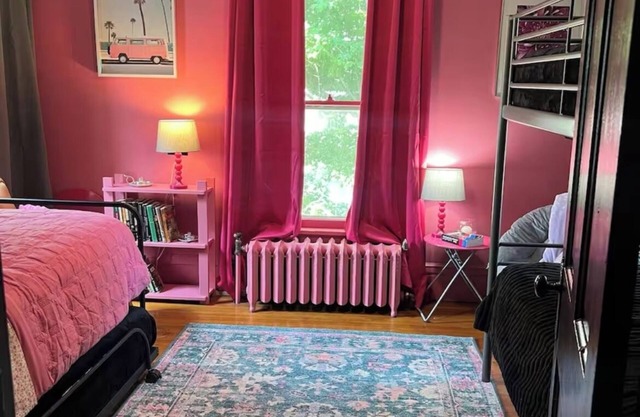 Beautiful Spacious 4-bedroom Victorian house with WiFi by downtown Champaign!