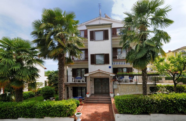 Beautiful spacious apartment (No. 5) with 2 bedrooms 300m from the beach