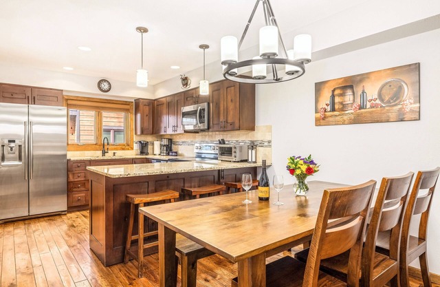 Beautiful, Spacious Townhome w/Garage! Ski In, Walk to Main St., W/D, Pool/Tubs