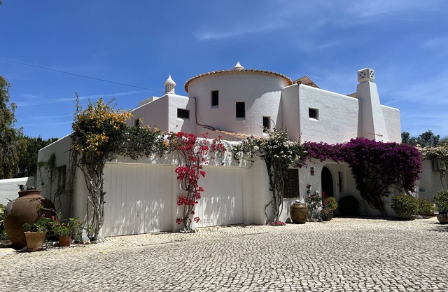 Beautiful Spacious, Villa With Large Salt Water Pool Near To Praia Marinha Beach