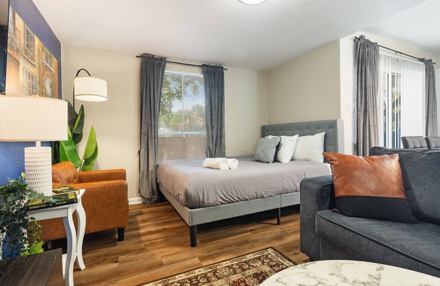Beautiful Studio in University Hills 7838