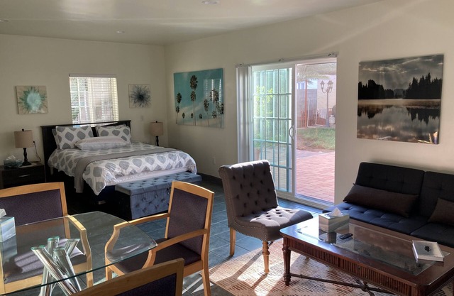 Beautiful studio in Hancock Park