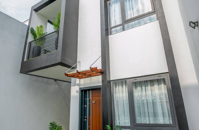 Beautiful townhome in a gated community community and 35mins from the Airportn