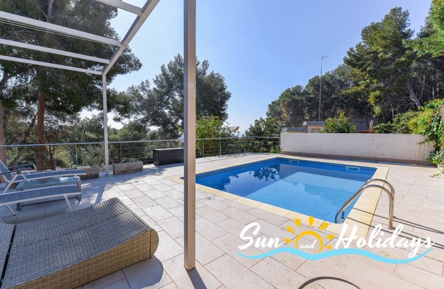 Beautiful Teresa villa with private pool 500m from the beach for 10 people
