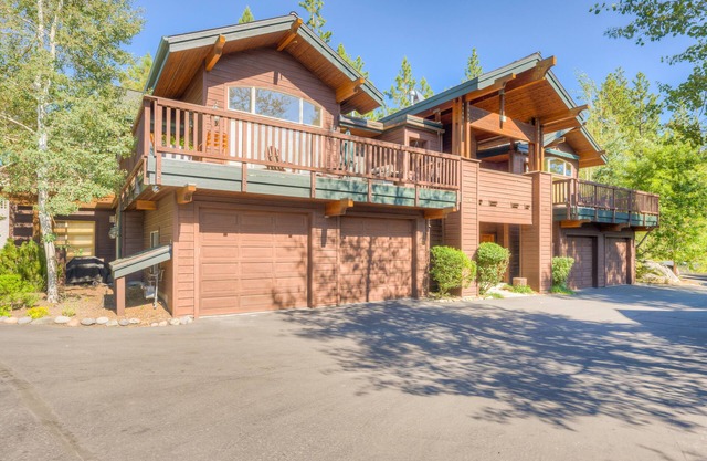 Beautiful townhome w/lakeview, fireplace, mountain view, grill, & washer/dryer
