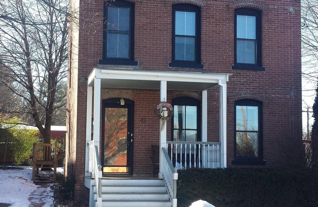 Beautiful Townhouse In Turners Falls!
