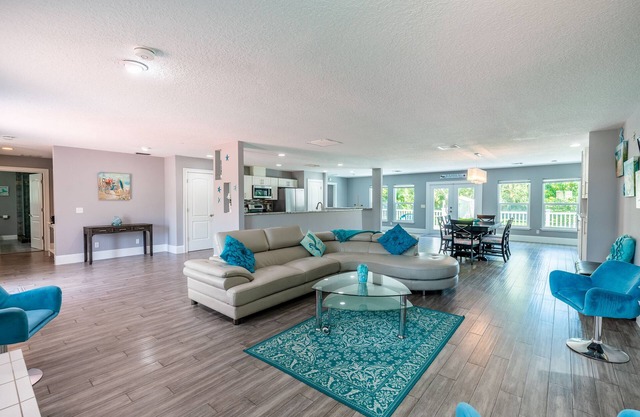Beautiful tranquility, 1 block from the Indian River with heated pool