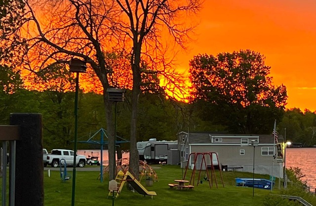 Beautiful Upper Suite on Nelson Lake with Balcony & Lakeviews!