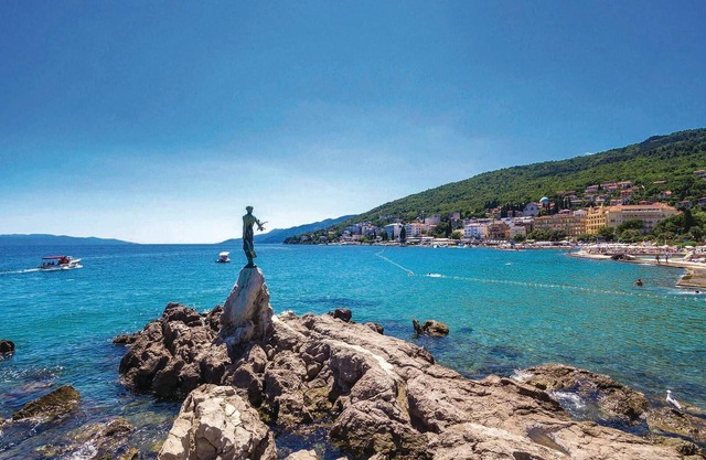Beautiful vacation home with pool and jacuzzi near the Kvarner Bay.
