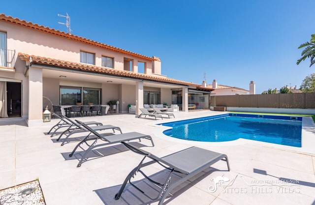 Beautiful Villa Amare with private pool & garden