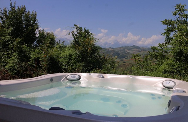 Beautiful villa and spa pool close to the sea with spectacular views. Free WiFi