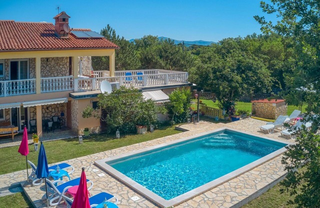 Beautiful villa for 12 guests with WIFI, A/C, private pool, TV and terrace