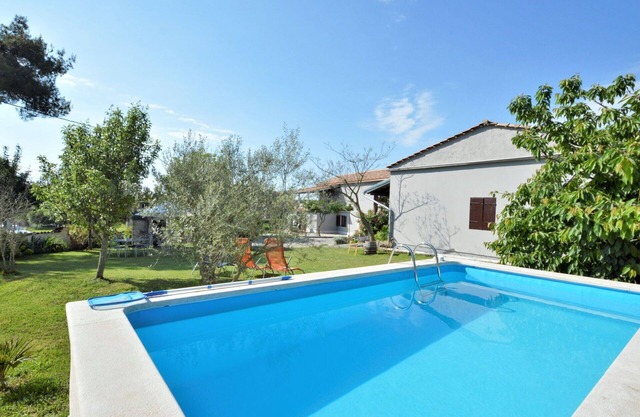 Beautiful villa for 4 guests with A/C, WIFI, private pool, TV, terrace and pets allowed