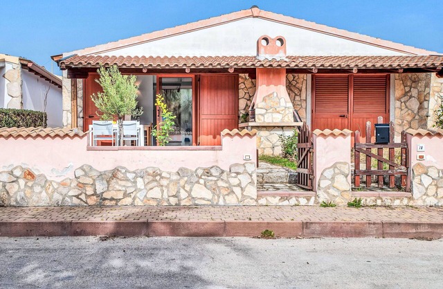 Beautiful villa for 4 guests with A/C, pool, WIFI, TV and terrace