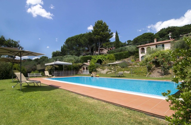 Beautiful villa for 4 people with private pool, hot tub, A/C, WIFI, TV, patio and parking