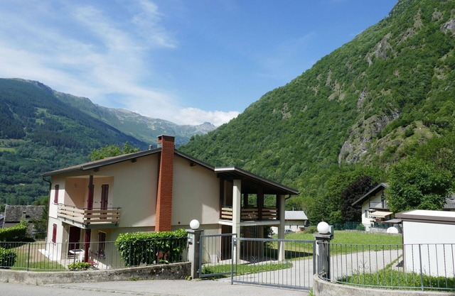 Beautiful villa for 5 guests with WIFI, TV, terrace, pets allowed, panoramic view and parking