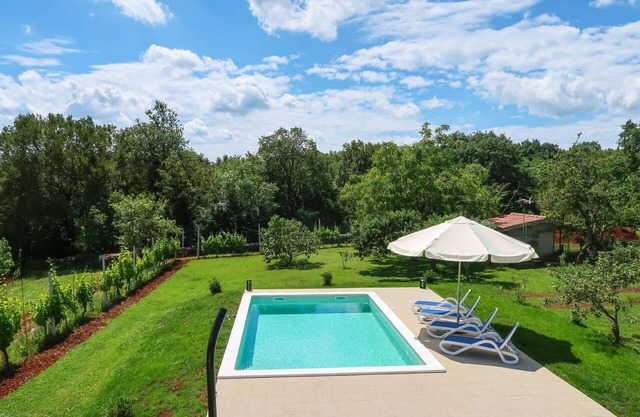 Beautiful villa for 6 guests with WIFI, private pool, A/C, TV, terrace and pets allowed