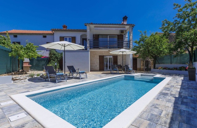 Beautiful villa for 6 guests with A/C, private pool, WIFI, TV and terrace
