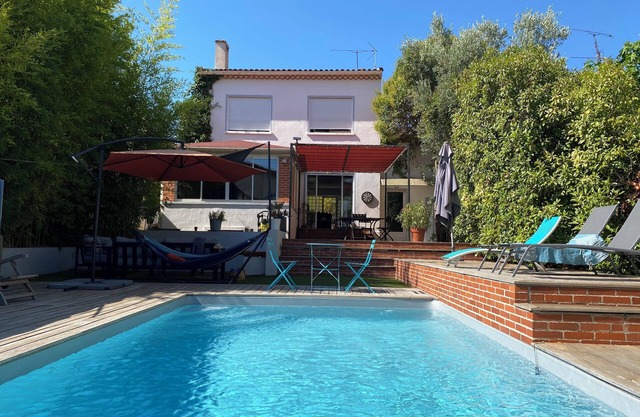 Beautiful villa with swimming pool on the heights of Marseille in a very quiet area.