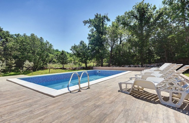 Beautiful villa with private pool and parking for 5 cars
