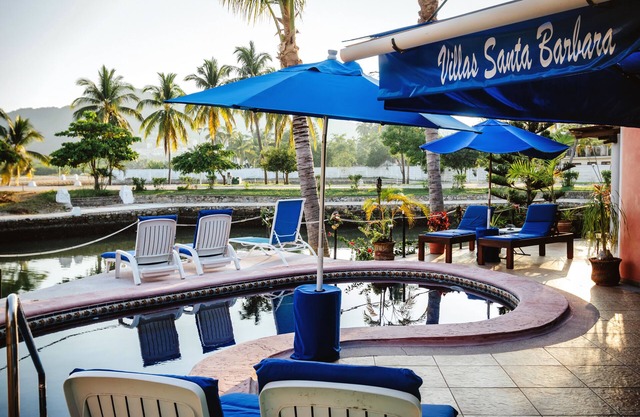 Beautiful Waterfront deluxe Private suite with pool in upscale Barra