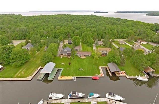 Beautiful Waterfront Cottage - Boater's Paradise