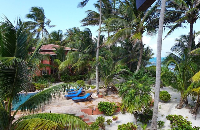 Beautiful well appointed GOLD STANDARD 3B/4B beachfront villa. Reviews tell all