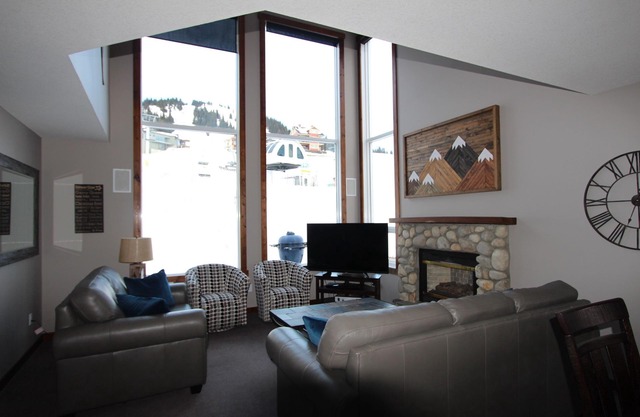 Beautifully Appointed Deluxe Home - Backing onto Alpine chair - close to village
