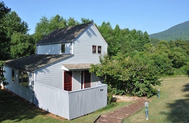 Beautifully Located Wintergreen Resort home in the valley off 151
