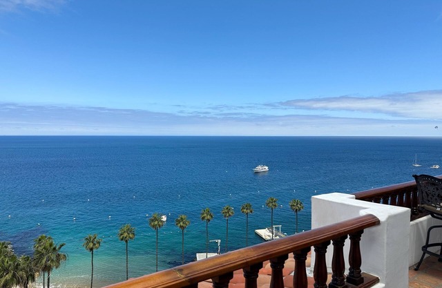 Beautifully Remodeled Premium Ocean View Condo with Fireplace and Golf Cart!