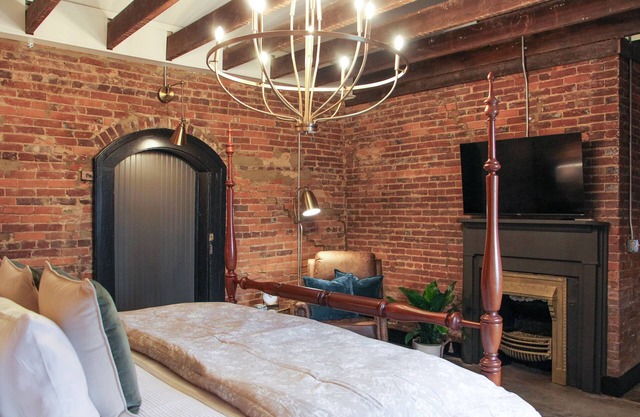 Beautifully Restored Historic Guesthouses /Boutique Finishes /Close to Nashville