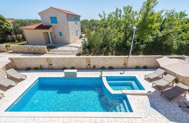 Beautiuful stonehouse Villa in Privlaka with heated pool, jacuzzi and sauna for 8 people