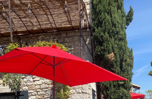Bed and breakfast at La Stévenère near the river with small garden