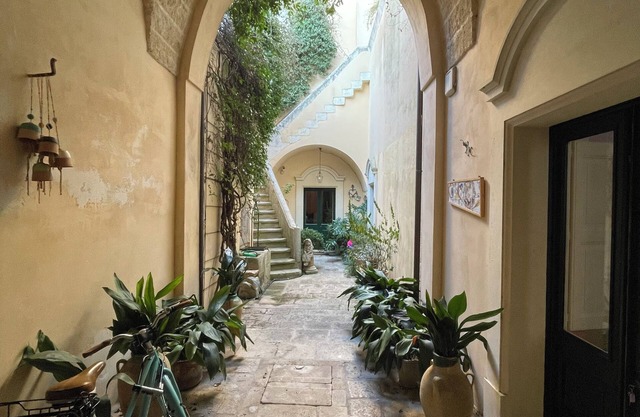 Bed & Breakfast Apartment in Historic Palazzo 10 minutes from Lecce.