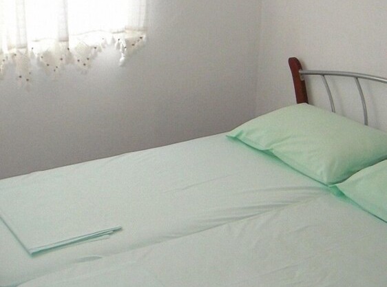 bedroom: double rooms; double bed; laminated wood flooring