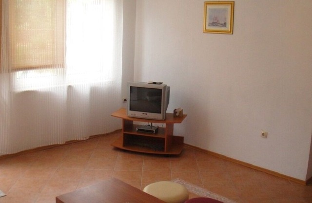 bedroom: double rooms; double bed; laminated wood flooring
