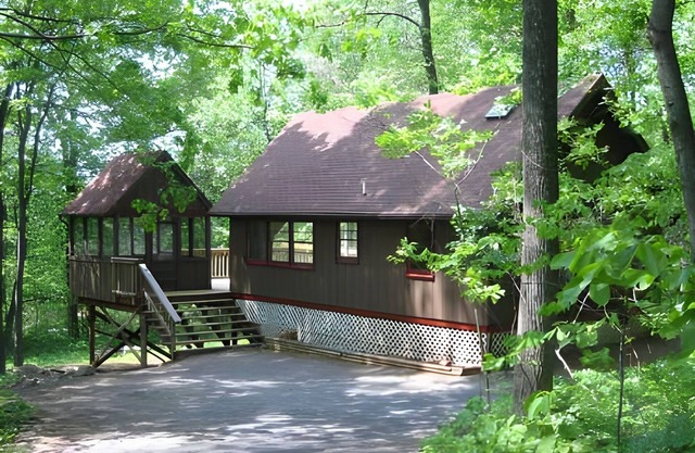 Bedrooms 3, Bathrooms 1, Sleeps 6